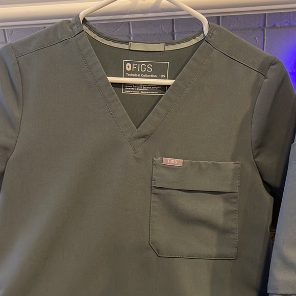 Figs set small stretchy waist with material tie joggers XS top . - Picture 3 of 12